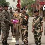 बीएसएफ जवानों और पाकिस्तानी रेंजरों ने किया मिठाई का आदान-प्रदान।
