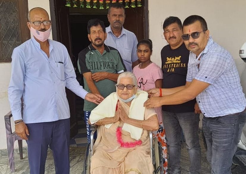 Freedom fighter's wives got honoured.