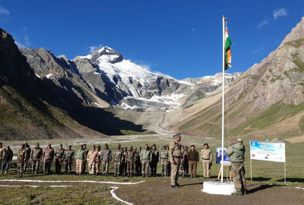 Independence Day: Indian soldiers hoisted Tricolour on 14 thousand feet high peaks of India China border