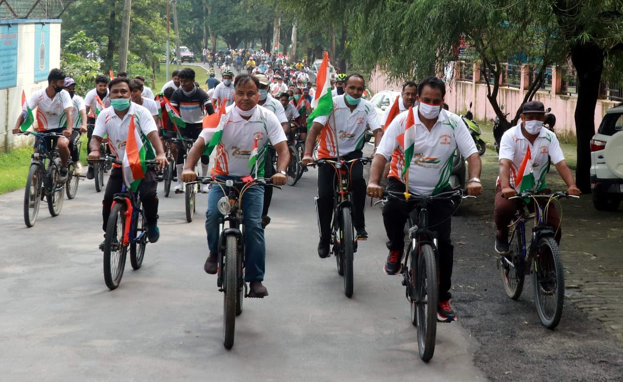 Cantt Board took out cycle tricolor yatra