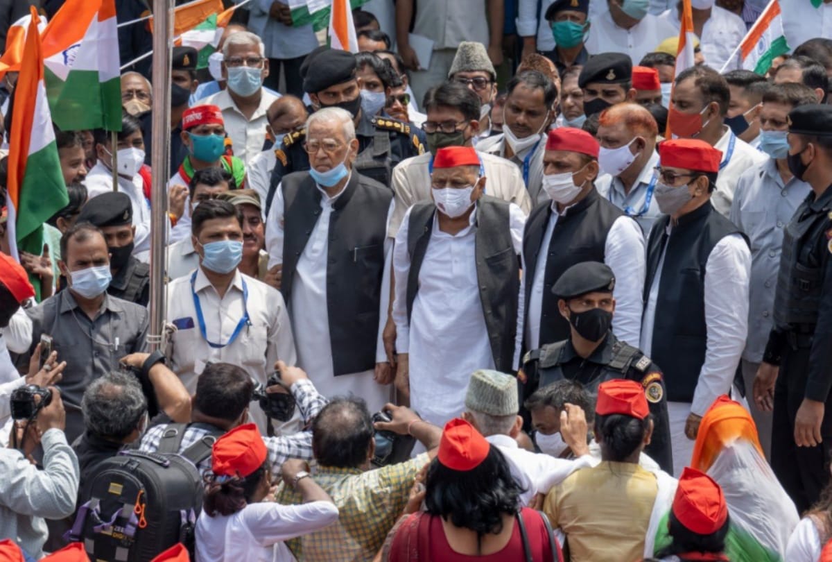 Akhilesh Yadav celebrated Independence Day on party office.