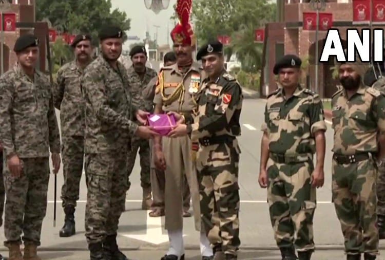 BSF and Pakistani Rangers exchange sweets at Attari Wagah border on Independence Day