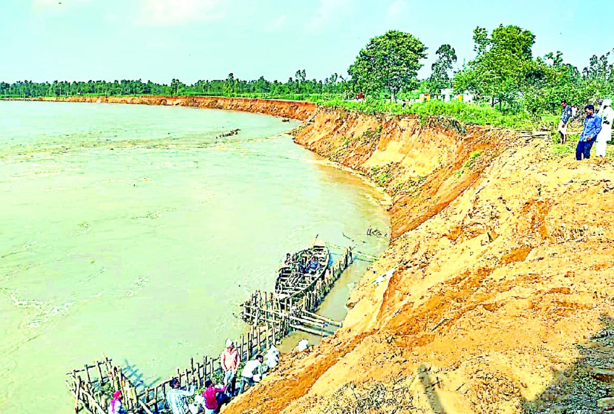 Many districts of Uttar Pradesh are facing flood because of rain in mountains.
