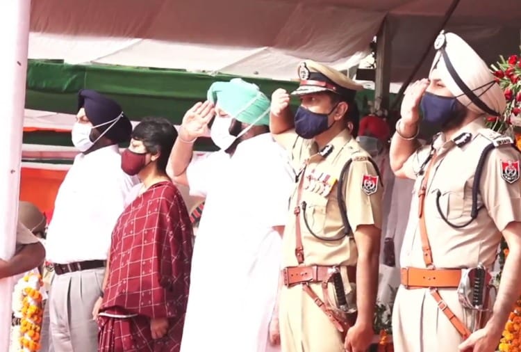 Punjab CM Capt Amarinder Singh hoists the National flag in Amritsar