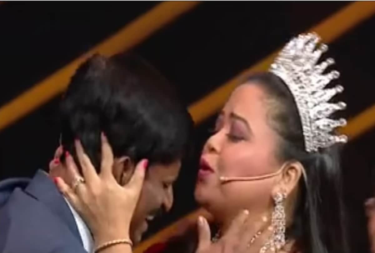 Indian Idol 12 Finale Bharti Singh kissed Sayali Kamble father in front of everyone on stage