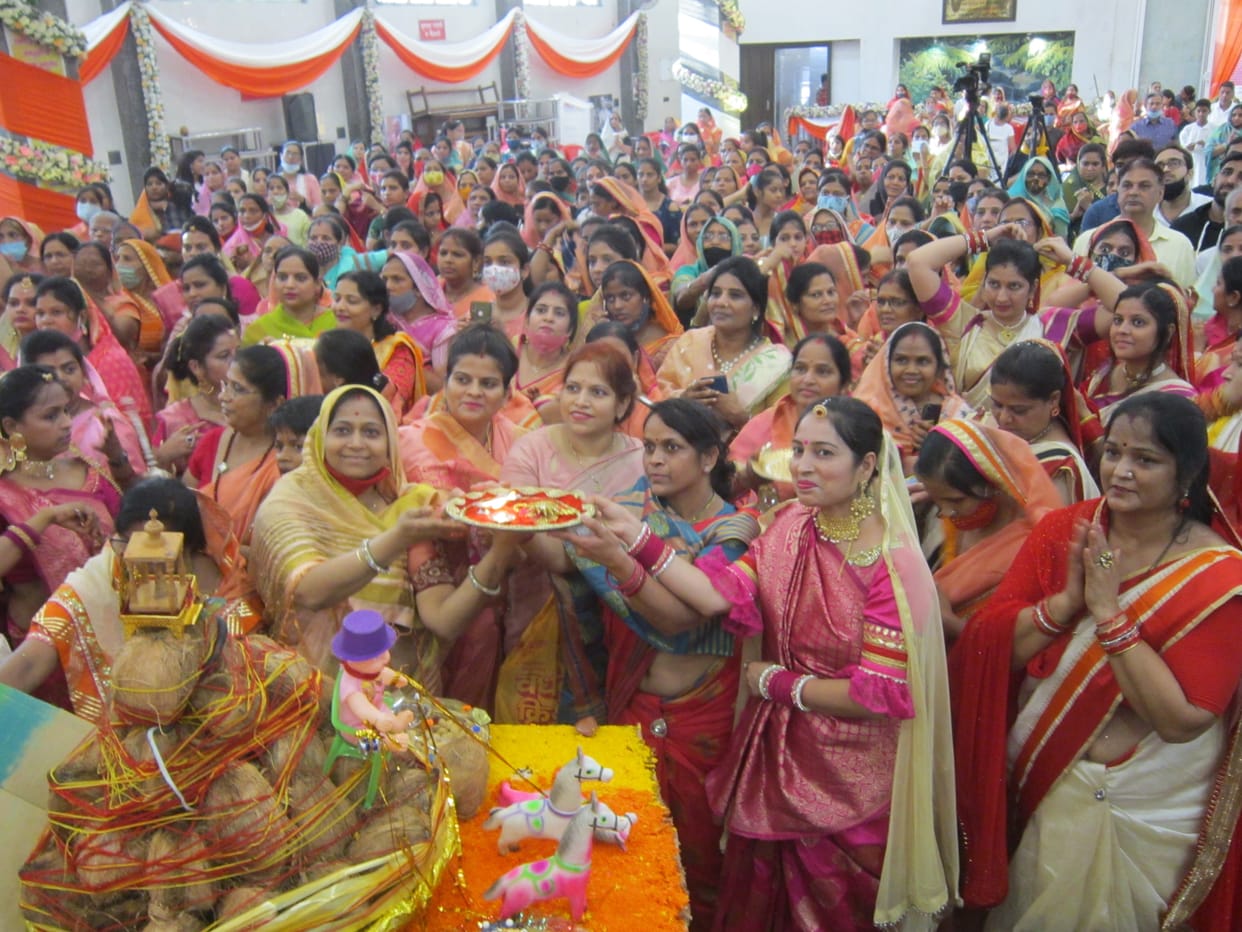 Devotees danced in devotion in the initiation festival of Jain monks