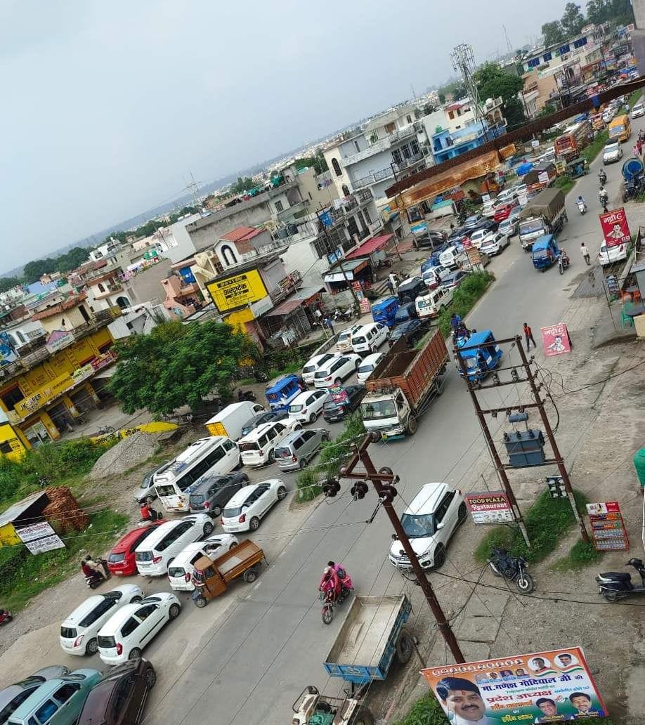 Vehicles jammed in Tirthnagari on weekends