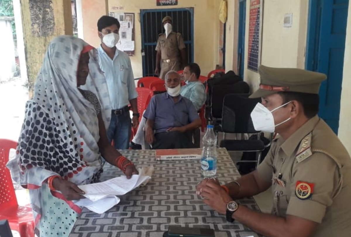 woman complaining for 27 years for land got possession in few hours with help of inspector In Gorakhpur