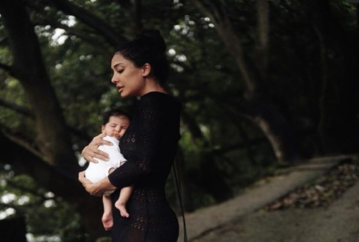 Pictures of Actress Lisa Haydon daughter surfaced on social media know what is her name