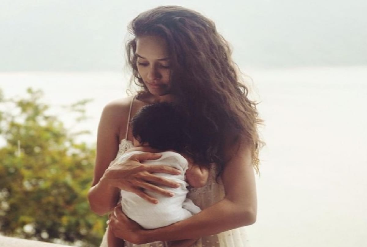 Pictures of Actress Lisa Haydon daughter surfaced on social media know what is her name