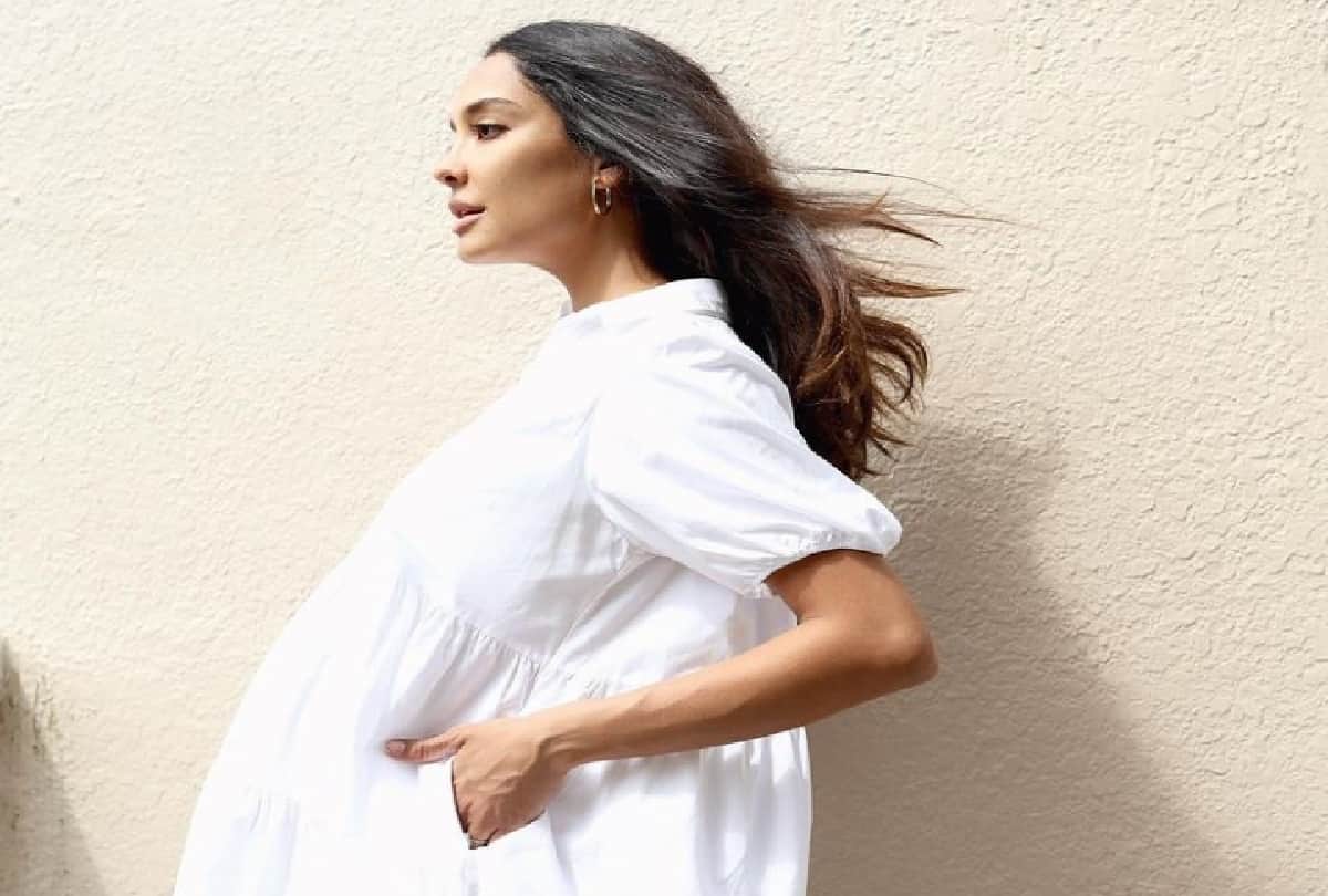 Pictures of Actress Lisa Haydon daughter surfaced on social media know what is her name