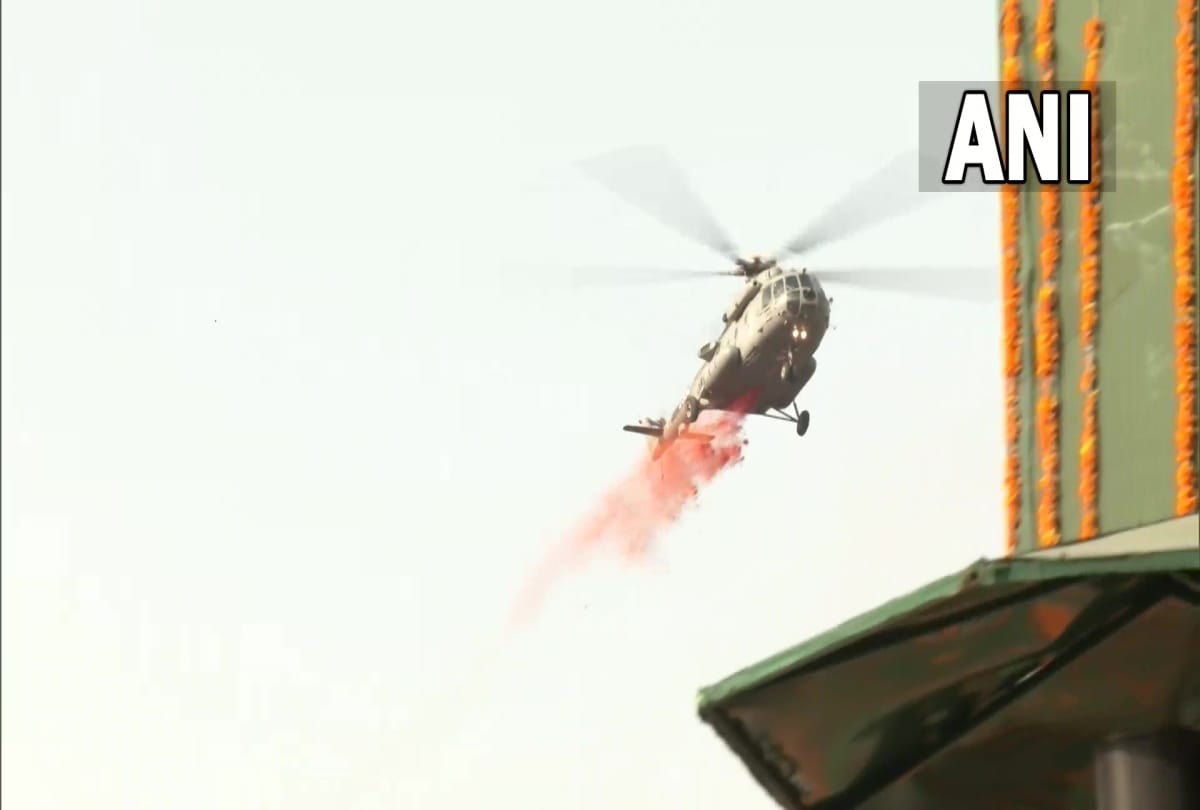 Independence Day Flowers showered for the first time at Red Fort Air Force helicopter showered flowers