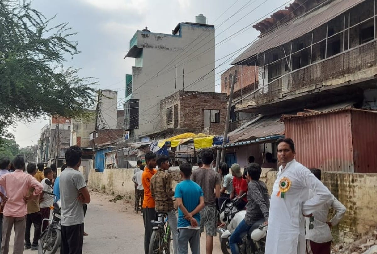 a man started pelting stones from the third floor of the house in firozabad