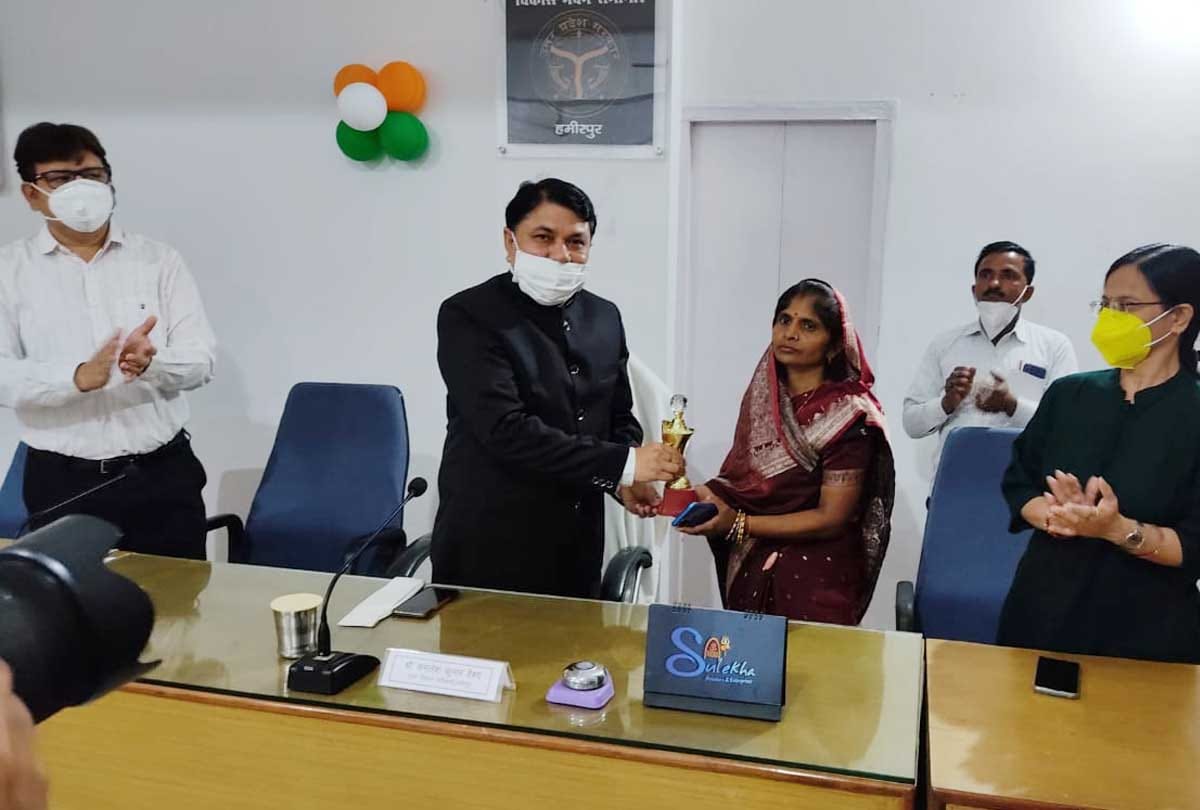 Hamirpur: Honored Balni Milk Board of Director Umakanti on the occasion of Independence Day