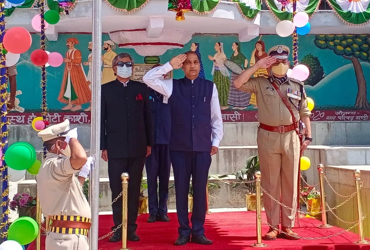 independence day 2021: cm jairam thakur hoist national flag in Mandi himachal pradesh