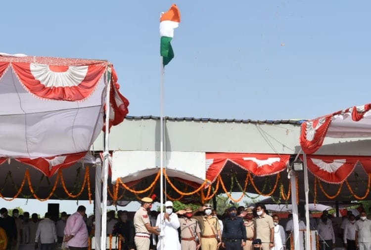 Power Minister Ranjit Singh Chautala hoisted the National flag in Fatehabad