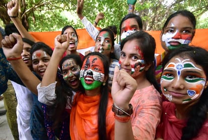 Be a part of the celebration of independence, sing the national anthem with family