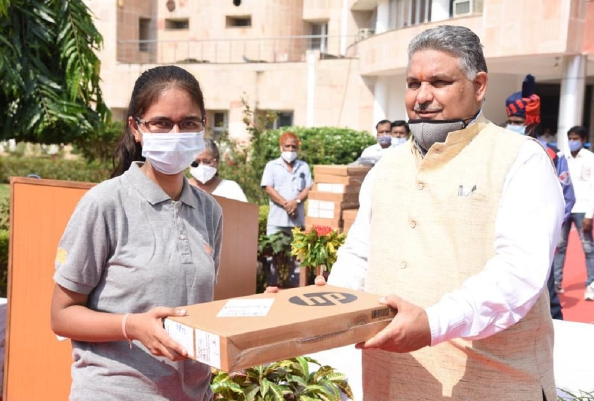 MNNIT: Laptops distributed to needy students in collaboration with alumni students