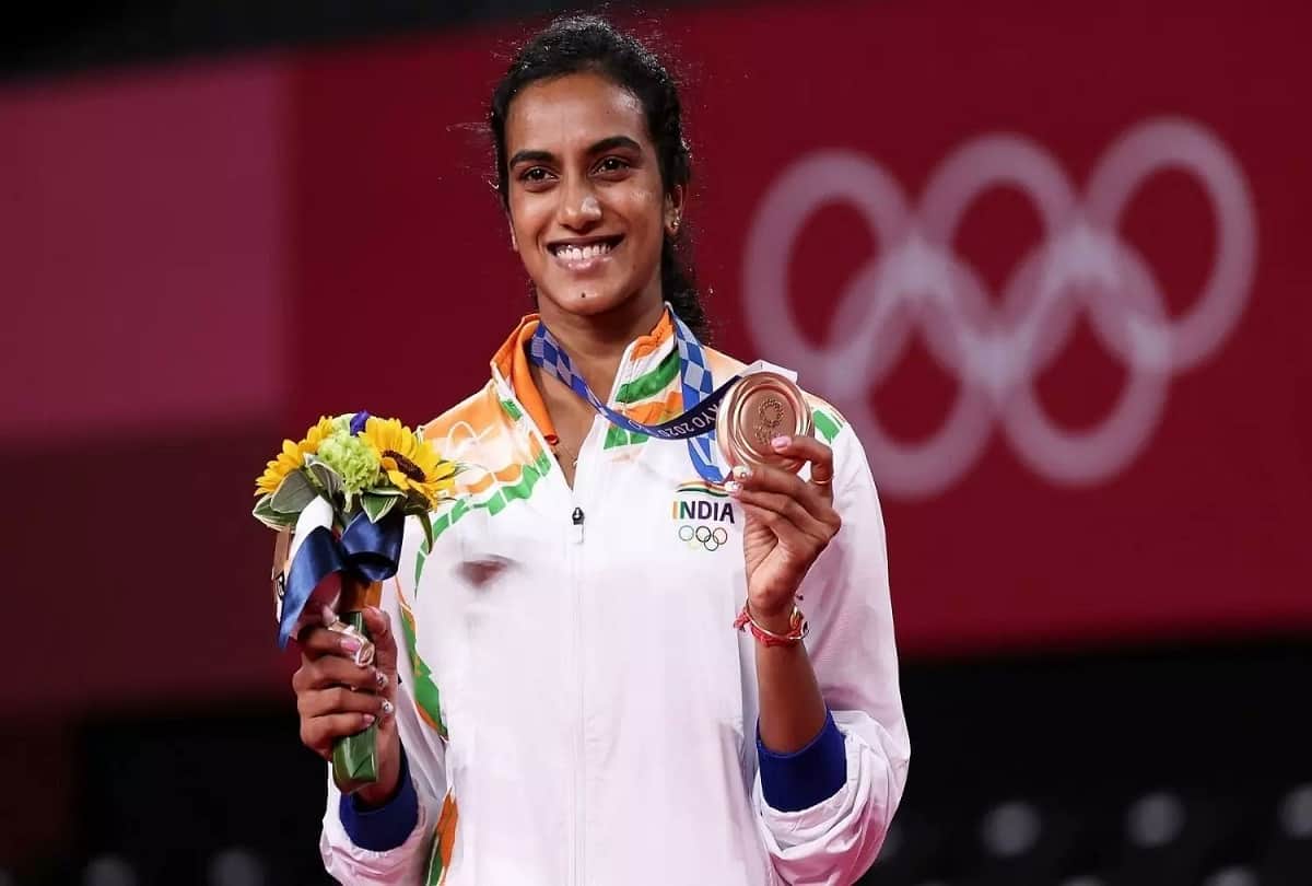 Ranveer singh and deepika padukone meet PV sindhu for dinner photos goes viral