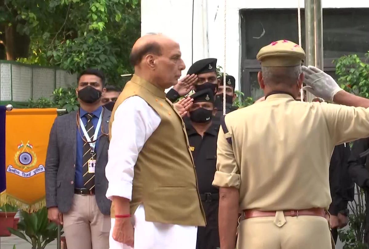 leaders independence day photos today, Independence day 2021 photos, defence minister rajnath singh, sonia gandhi, cm yogi adityanath hoists the tricolor the country is celebrating 75th independence day