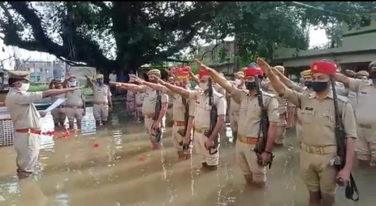 Independence Day celebrated in submerged rampur police station of jaunpur district policeman hoisted flag gave a salute standing in water