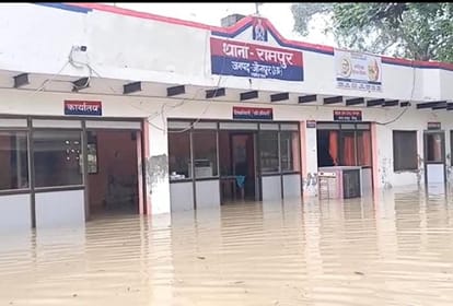 Independence Day celebrated in submerged rampur police station of jaunpur district policeman hoisted flag gave a salute standing in water