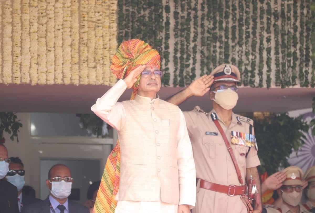 Independence Day CM Shivraj showed the roadmap of modern MP saluted the National Flag