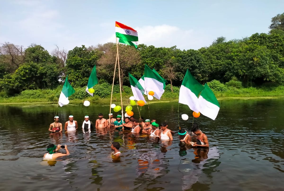 farmers enters gomati river in order to protest demands DM to come on spot
