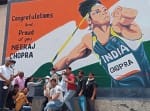 खिलाड़ी नीरज चोपड़ा की पेंटिग का उद्घाटन करते हुए जिला खेल अधिकारी।