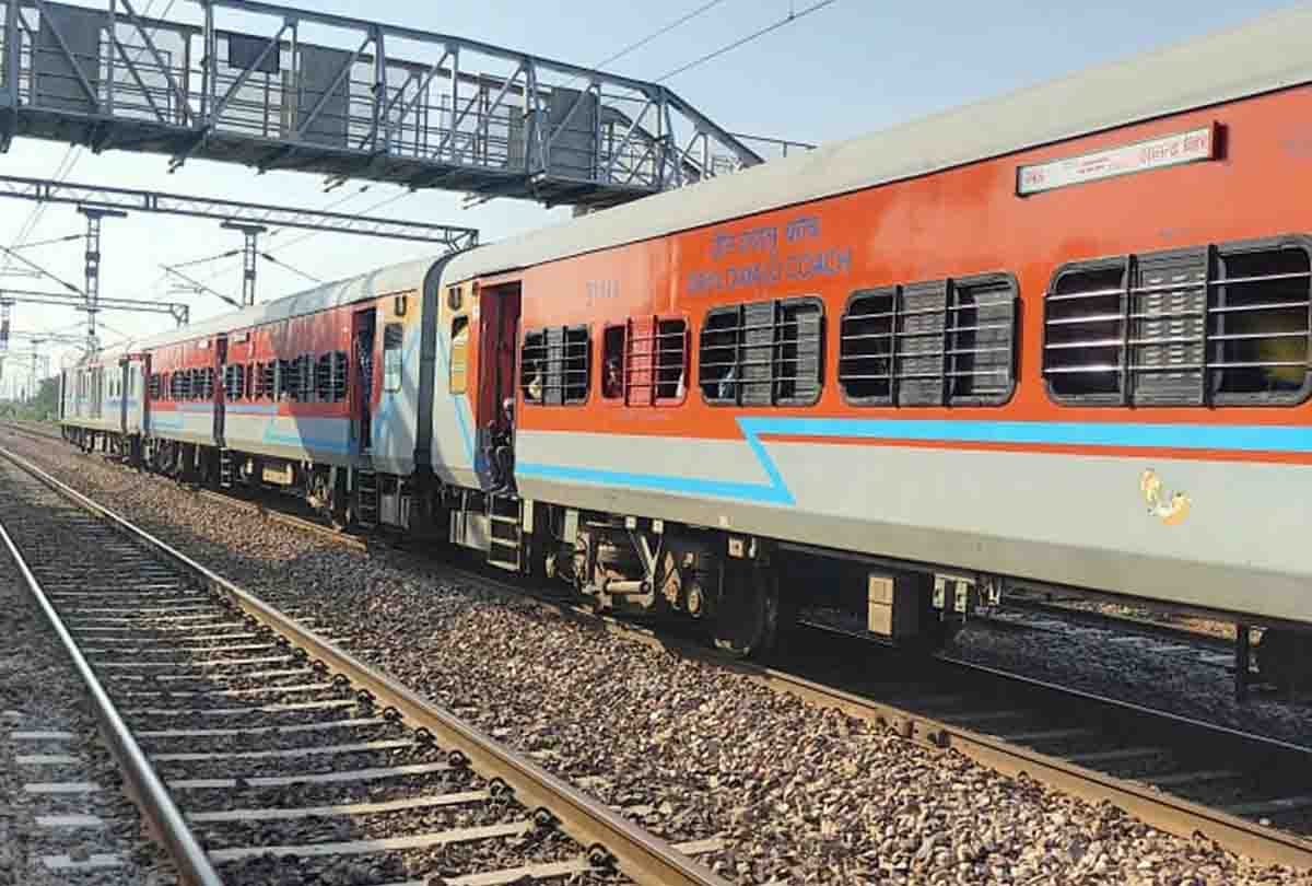 Anand Vihar Express stop for hours due to engine failure