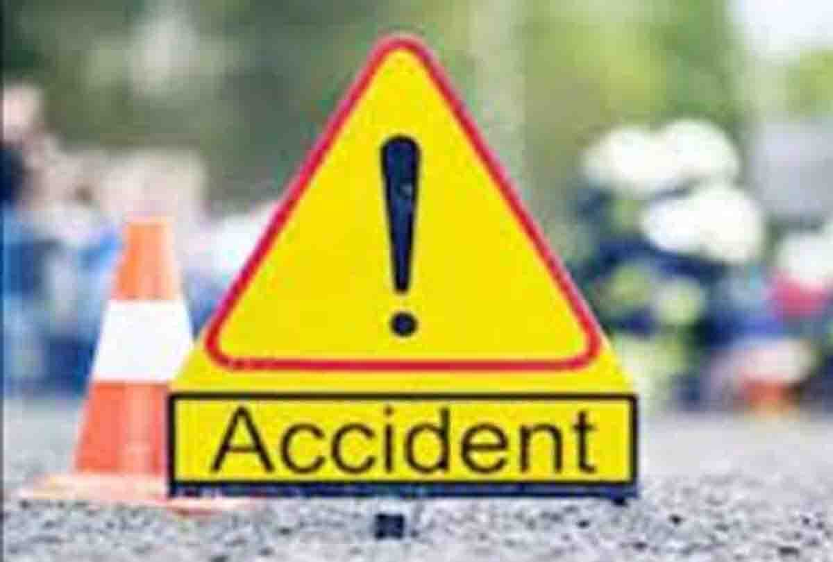 road accident in hardoi, three died and eight injured