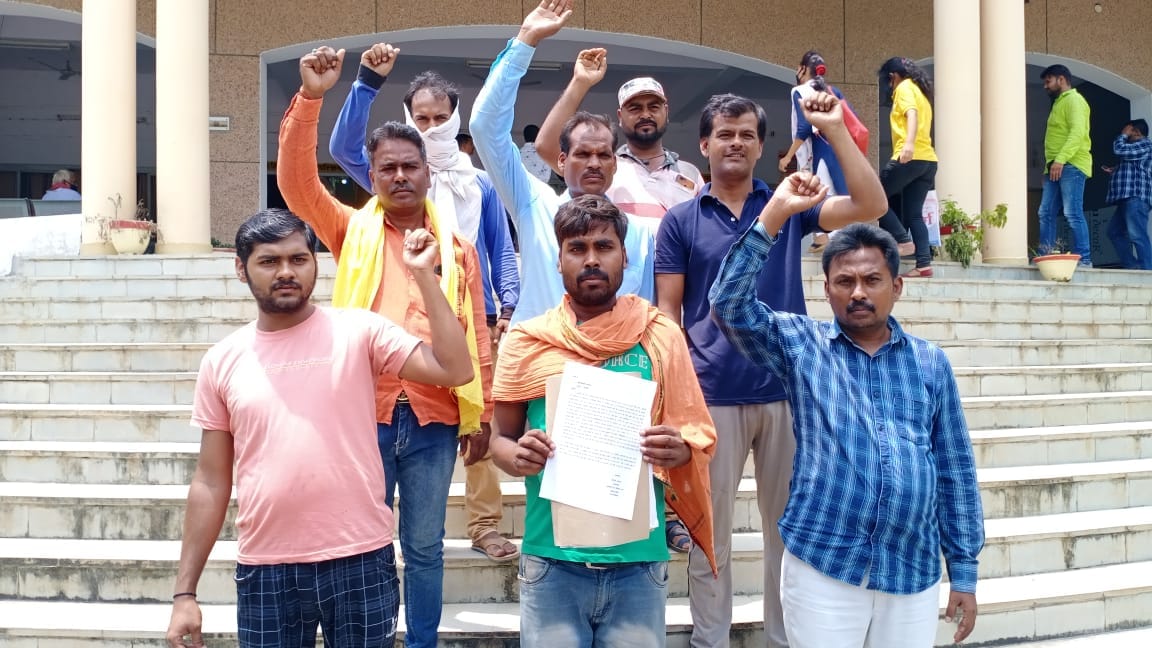 Tempo owners demonstrated at the collectorate