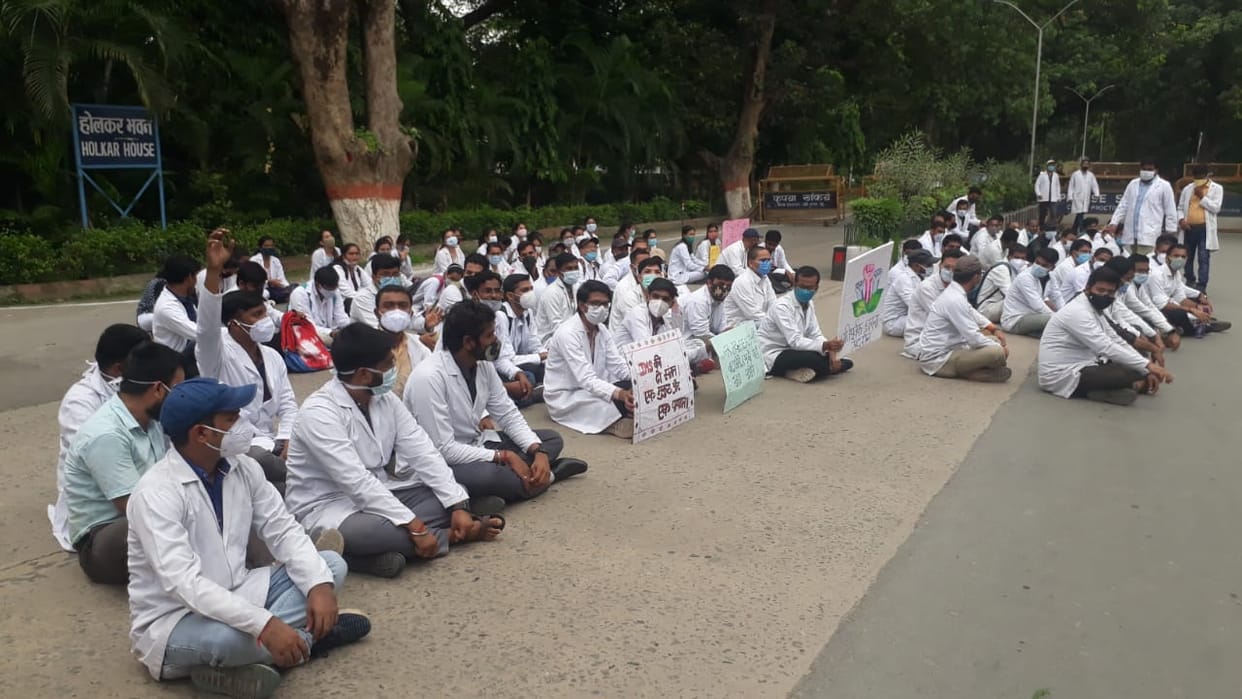Medical students sitting on dharna to increase PG seats in Ayurveda IMS BHU