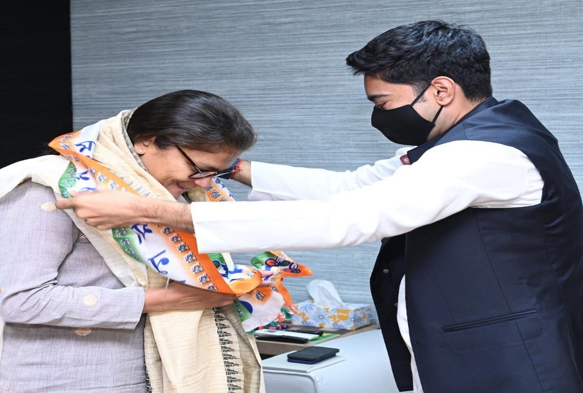 टीएमसी की सदस्यता ग्रहण करतीं सुष्मिता देव, साथ में अभिषेक बनर्जी (फाइल फोटो)