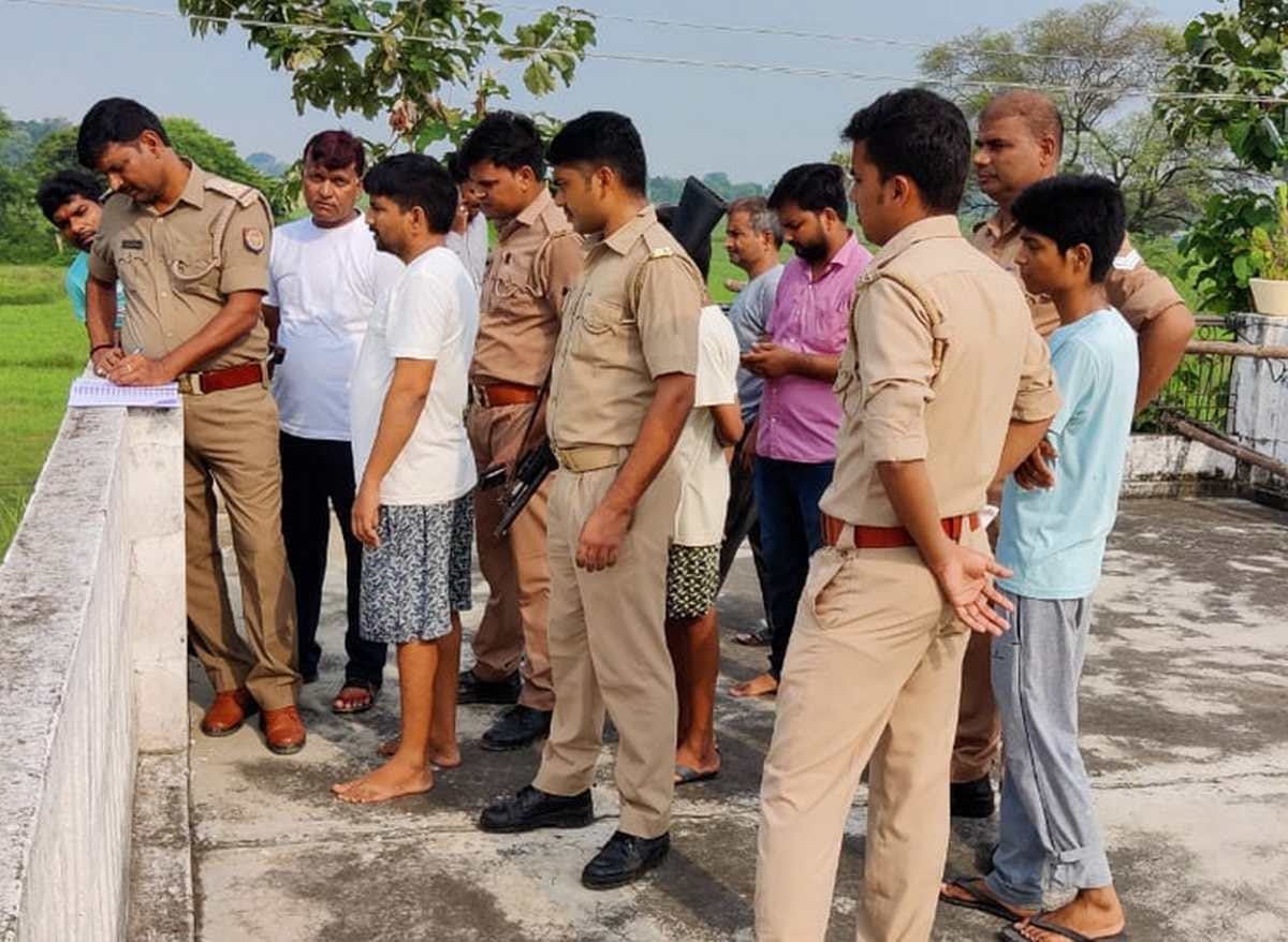 Worker murder in ghazipur dead body found in field outside village uproar among family members