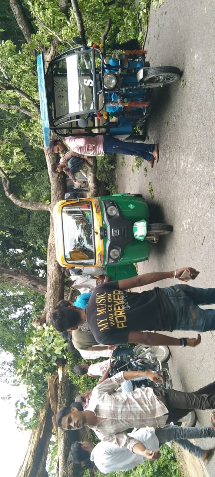 Bareilly-Etawa highway jammed for two and a half hours due to falling trees