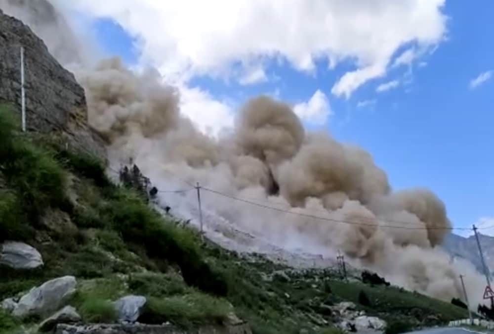 India-China border: Malari highway closed on six days and Big cracks on mountain photos