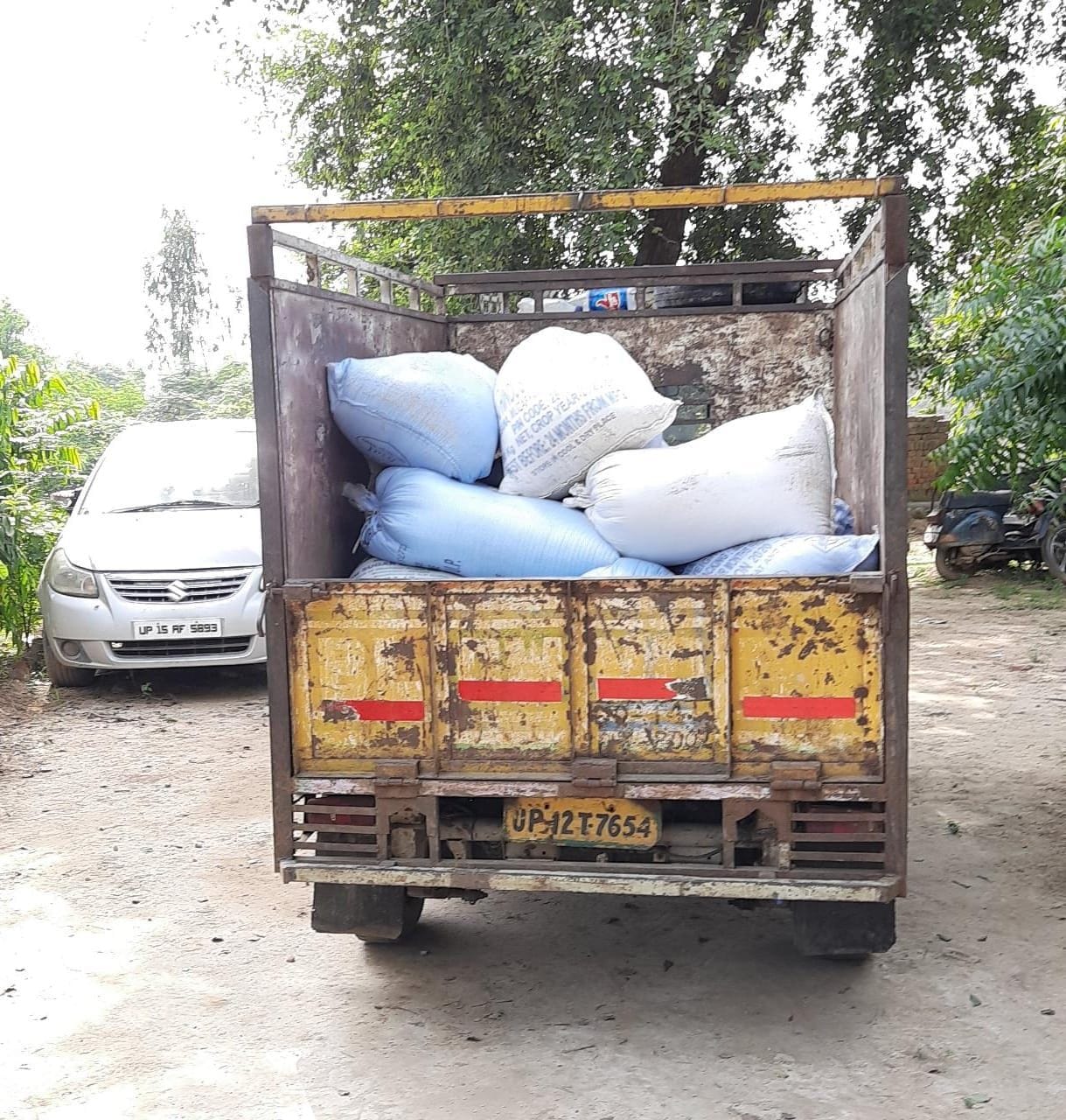 Villagers caught mini truck laden with government wheat in village Barsu