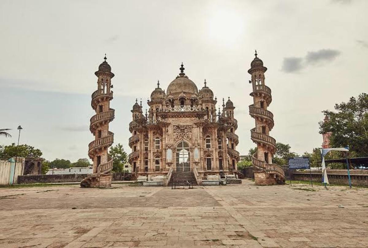 interesting story of junagadh nawab mahabat khan spend 2 crore rupees on dogs wedding