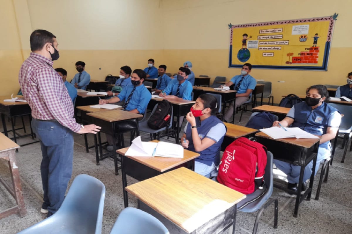 UP school reopening: School Reopen in six district of West Uttar Pradesh with Students 50 percent attendance with covid protocol