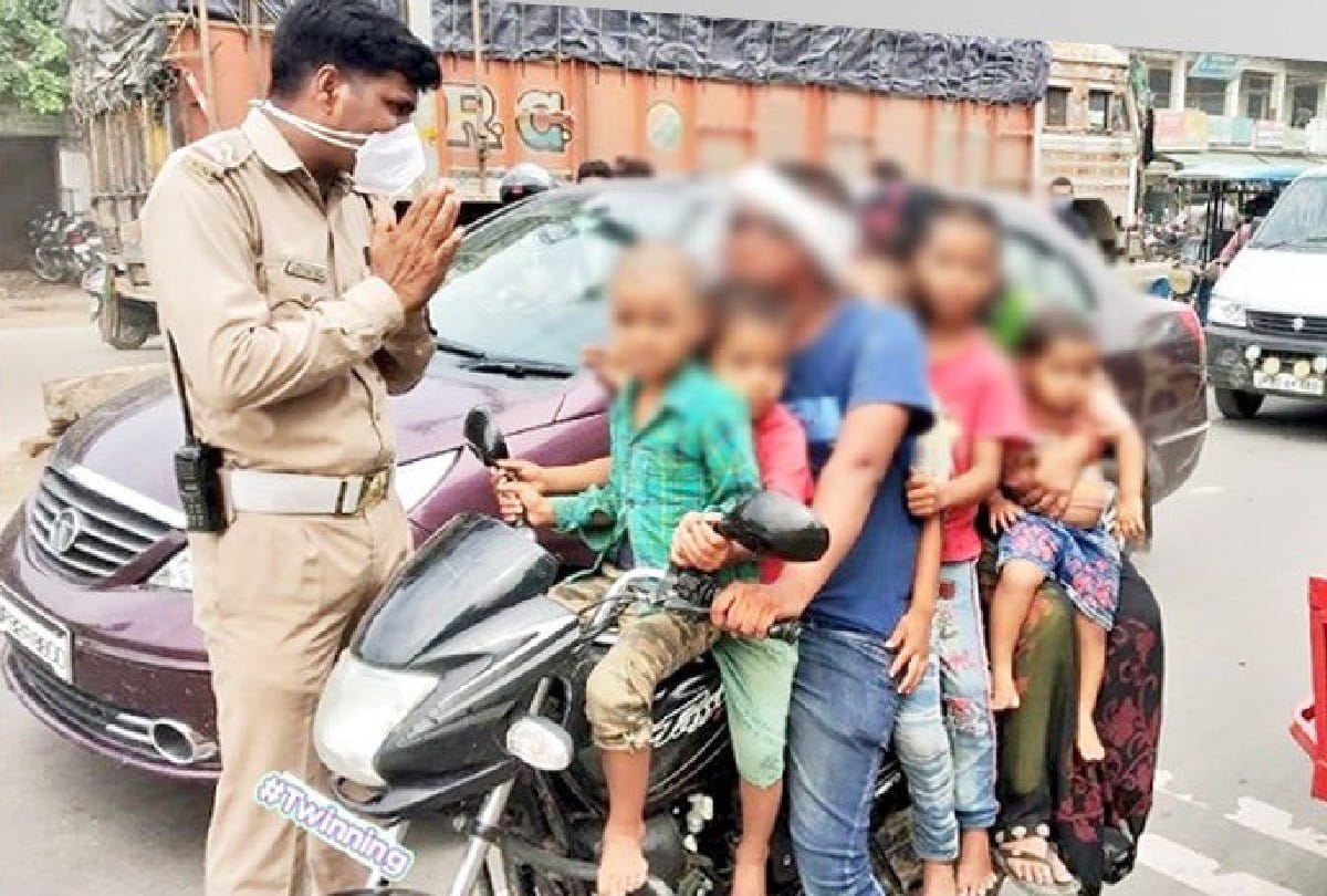 police issued challan to bike rider for violates traffic rules in etah