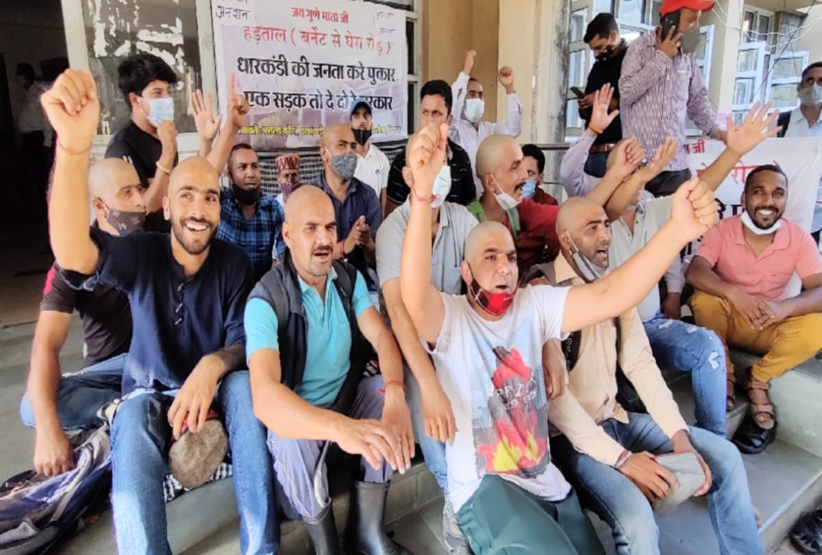 100 youths of Dharkandi got shaved head for the demand of road in Dharamsala himachal
