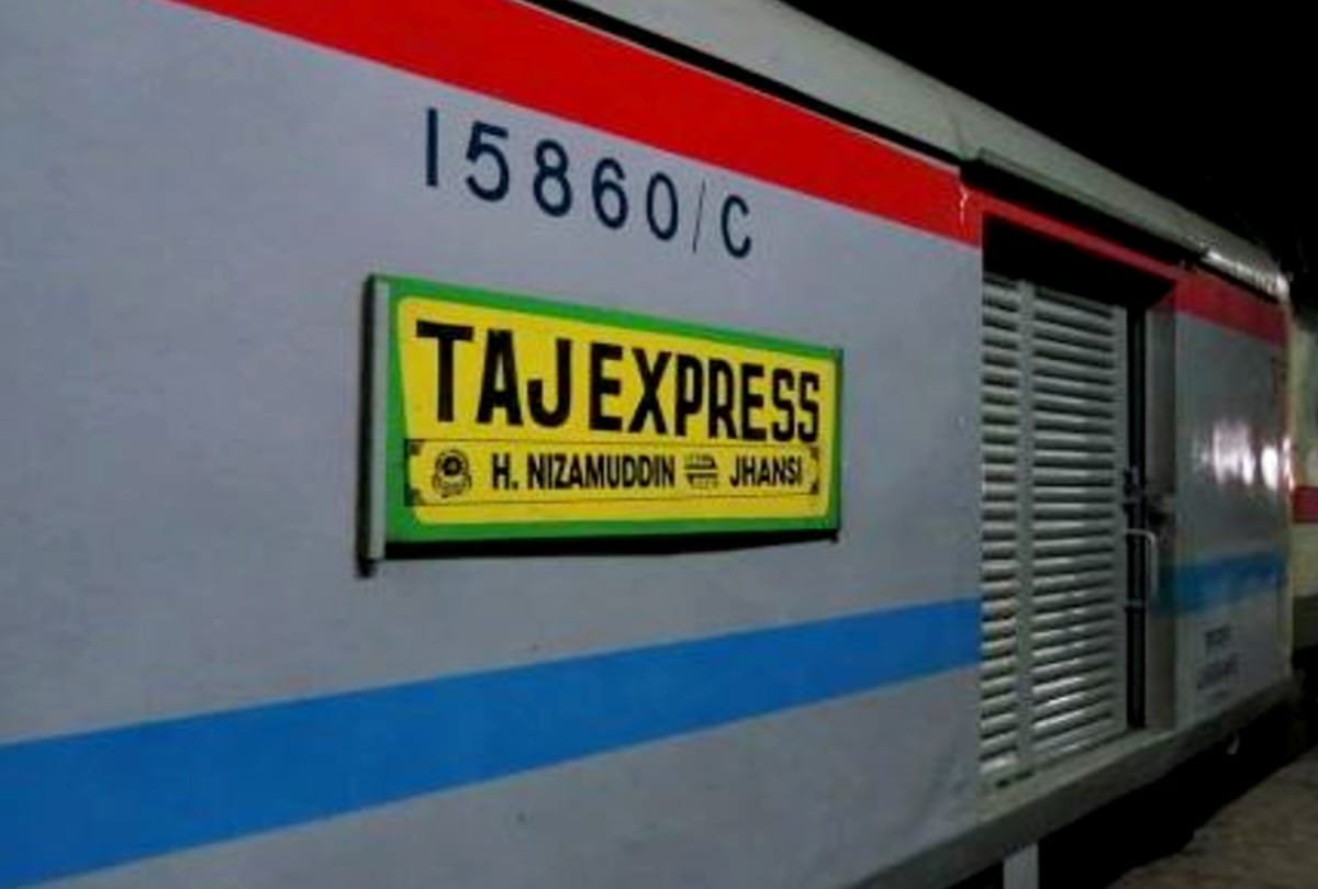 death of four year girl daughter in Taj Express at mathura junction