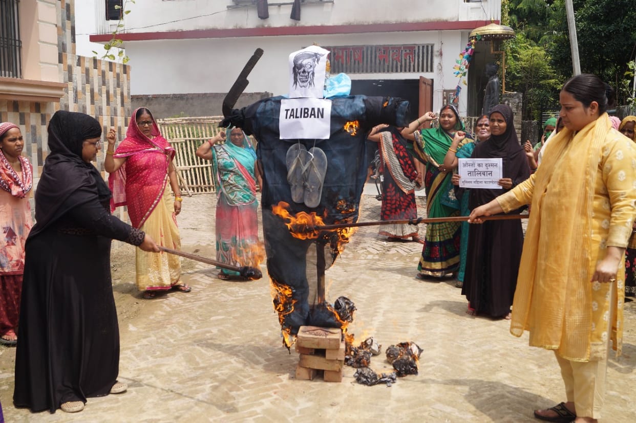 Anger in Banaras against Taliban Muslim women burn effigies of Taliban
