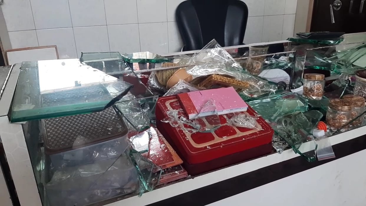 etawah news,Jewelers shop vandalized, accused of robbery