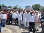 अखनूर में महाराजा हरि सिंह की जयंती पर अवकाश की मांग को लेकर प्रदर्शन करते लोग।