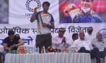 पानीपत।  गांव खंडरा में पहुंचे गोल्डन ब्यॉय नीरज चोपड़ा स्टेज से गोल्ड मेडल दिखाते हुए।