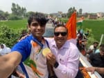 पानीपत। गोल्डन ब्यॉय नीरज चोपड़ा उपायुक्त पानीपत  सुशील सारवान के साथ सेल्फी लेते हुए।