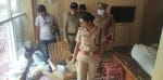 नैनीताल के मल्लीताल स्थित होटल में हुई महिला की हत्या के बाद होटल के कमरे का निरीक्षण करती एसएसपी