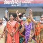 विरोध प्रदर्शन करतीं हिंदू महासभा की कार्यकर्ता